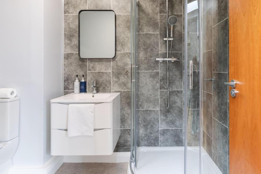 Modern Penthouse Apartment 2 Bed, 2 Bath Sleeps 6 City Centre ベルファスト エクステリア 写真